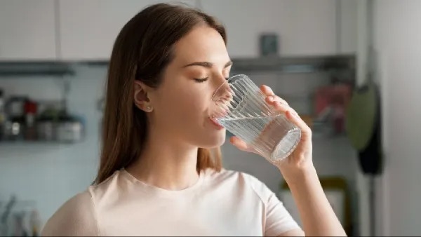 Should one drink cold water in summer or not?  Know what experts say?