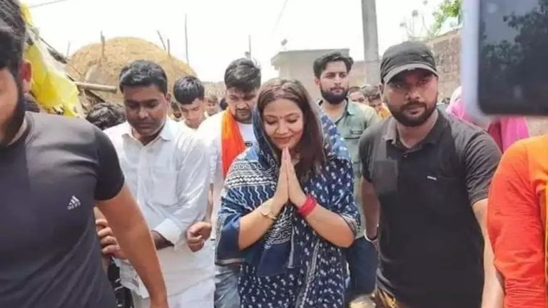 Lok Sabha Elections 2024: Jyoti Singh goes door-to-door asking for votes for Pawan Singh