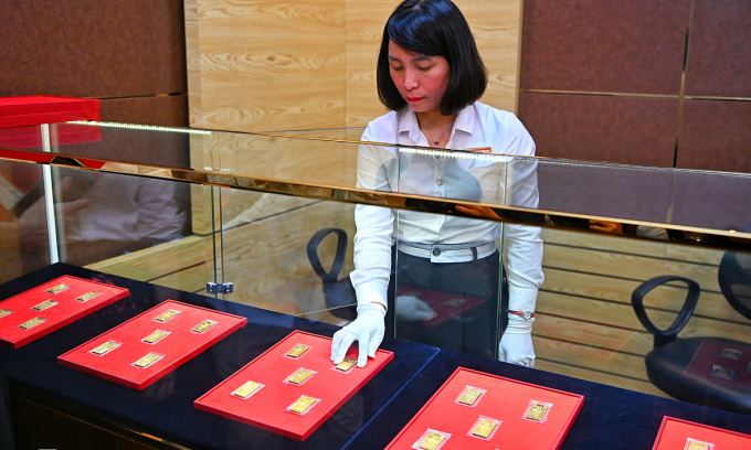 Gold prices fall to 3-month low