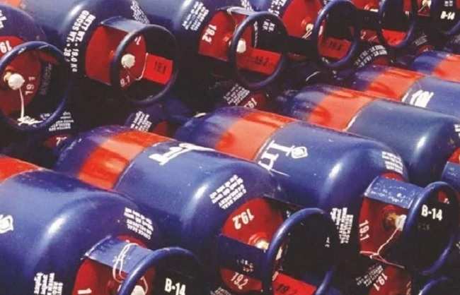 Commercial gas cylinder becomes cheaper by Rs 72, new rates applicable