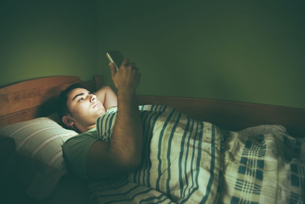 Caution: Do you also have the habit of using mobile phone while lying in bed till late night? These can lead to serious conseque