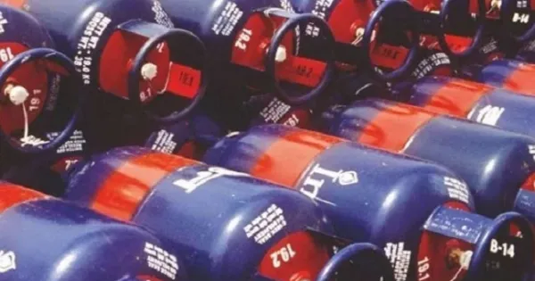 Commercial gas cylinder becomes cheaper by Rs 72, new rates applicable