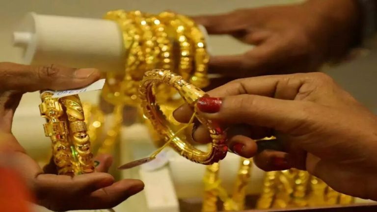 Gold rates are falling continuously, know how much gold fell today