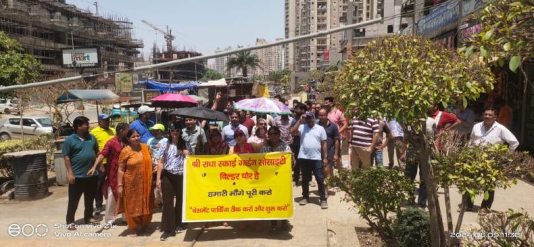 Residents of this society in Greno West raised slogans that the builder is a thief, women also participated in the protest