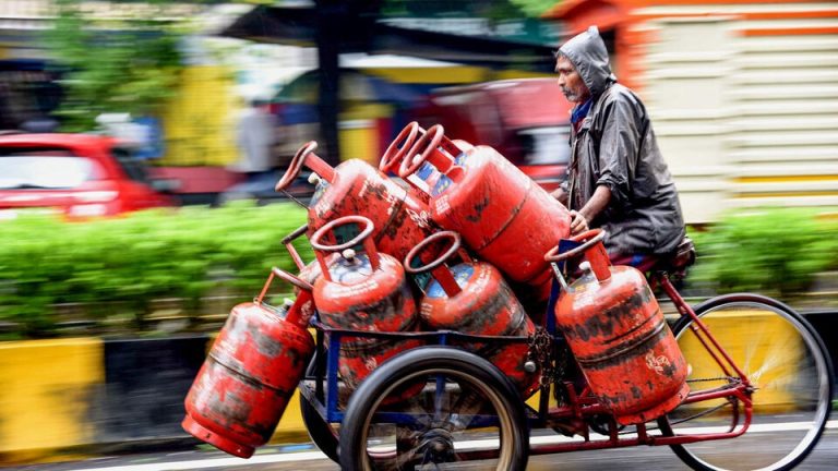 LPG Cylinder Price Cut: LPG cylinder became cheaper on the polling day itself;  Know how much money will be saved?