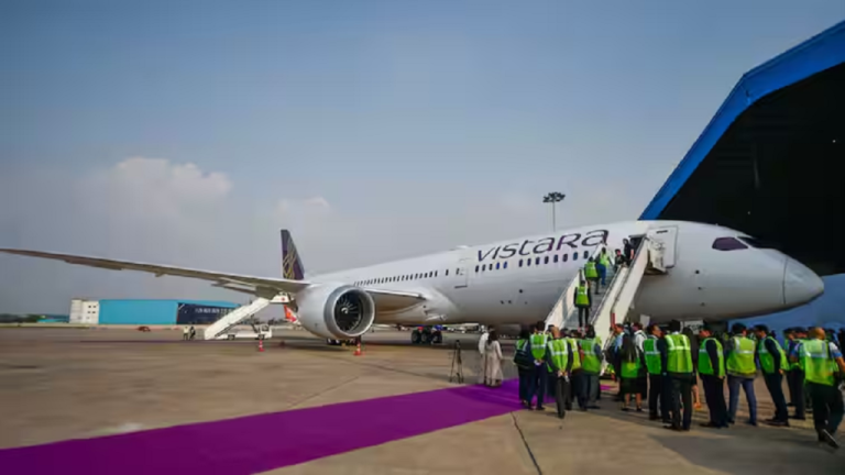 There was a commotion due to bomb threat in Vistara flight going from Paris to Mumbai, the plane had to make an emergency landing at Mumbai airport