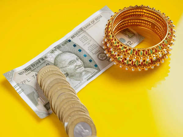 Gold price falls by Rs 352 per sovereign – Read