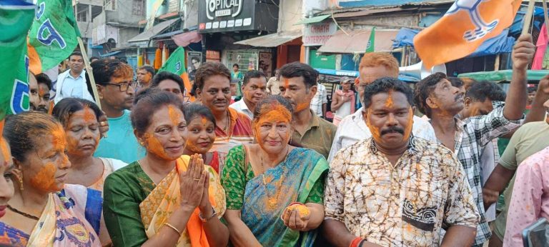 The BJP celebrated the formation of Modi government 3.0 in Dumka, with huge firecrackers bursting at many places and lattas being distributed.