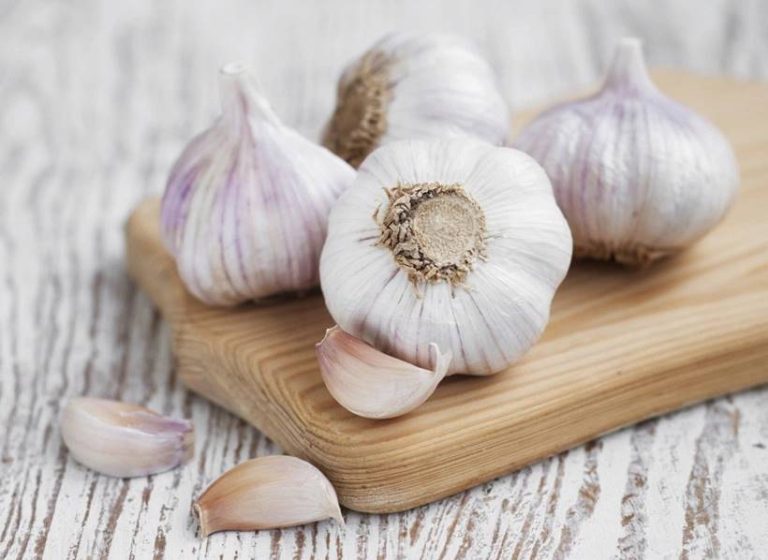 There are many benefits of chewing raw garlic, apart from controlling blood pressure, it is also beneficial in constipation