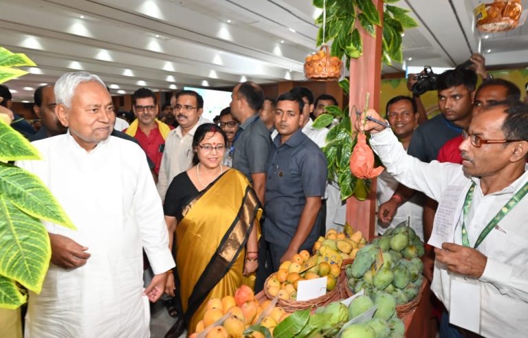 If you have a passion for mangoes, visit Gyan Bhavan in Patna, where Amotsav is organized, inaugurated by Chief Minister Nitish.