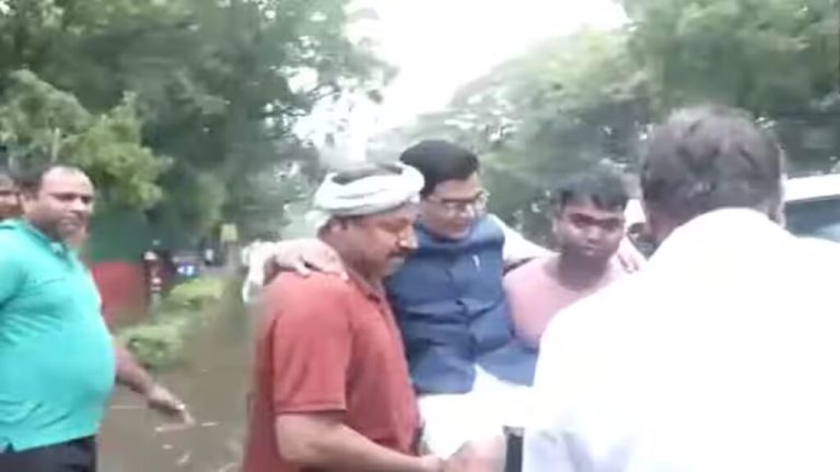 Water filled even in bungalows of dignitaries in Delhi, employees took SP MP in their arms to the car, watch video