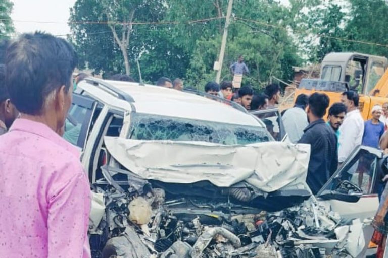 Road accident in Kumla: In a road accident in Kumla, Jharkhand, a car and a bus collided head-on, killing three people and injuring a woman.