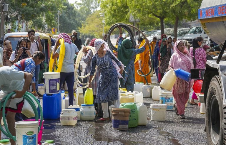 Water shortage in Delhi, people yearning for water, see pictures