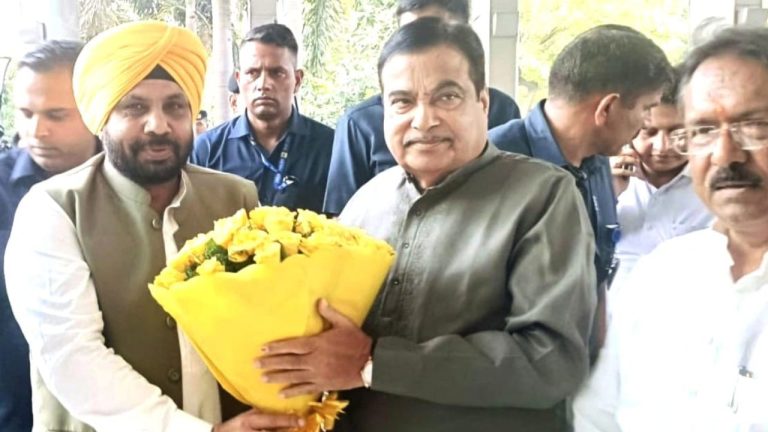 Minister Harbhajan Singh held a meeting in the presence of ETO Gadkari to further strengthen the road network in Punjab.