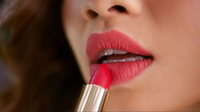 Pay special attention to these things while applying lipstick, otherwise your lips will get spoiled – ..