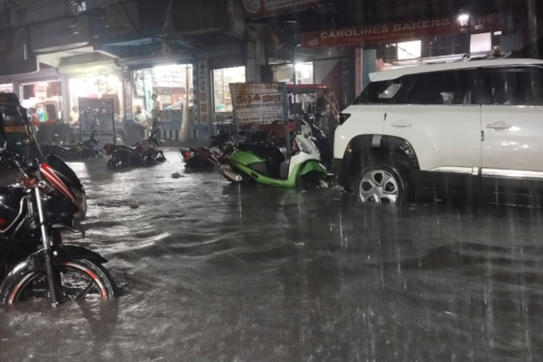 DHANBAD: Heavy rains have turned the road into a sea, inundating people's houses and shops, leaving the corporation exposed.