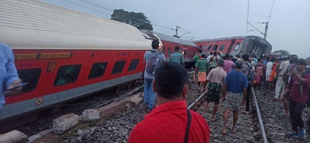 Two Killed as Mumbai-Howrah Train Derails in Jharkhand | Read