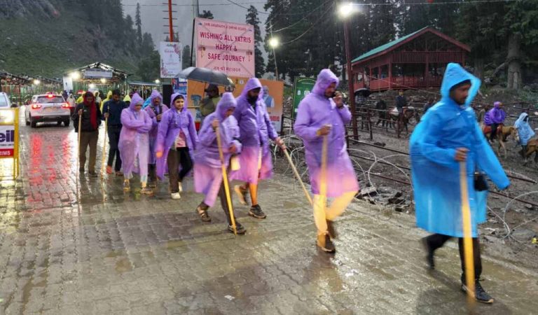 Amarnath Yatra temporarily suspended due to heavy rain-Read