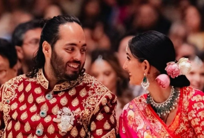 Newlyweds Anant Ambani-Radhika Merchant Receive Grand Welcome in Jamnagar With Rose Petals, Dhols And Folded Hands, WATCH