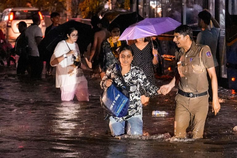 Delhi-NCR Heavy rain: More than 100 mm of rain in an hour in Delhi, houses collapsed, vehicles buried, many injured.