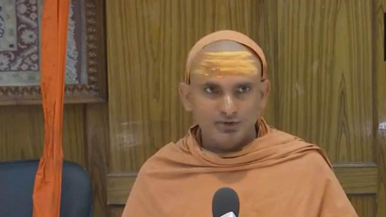 'He is fake, fugitive number 1', Govindanand Saraswati Maharaj lashed out at Avimukteshwaranand Swami, called him a puppet of Congress