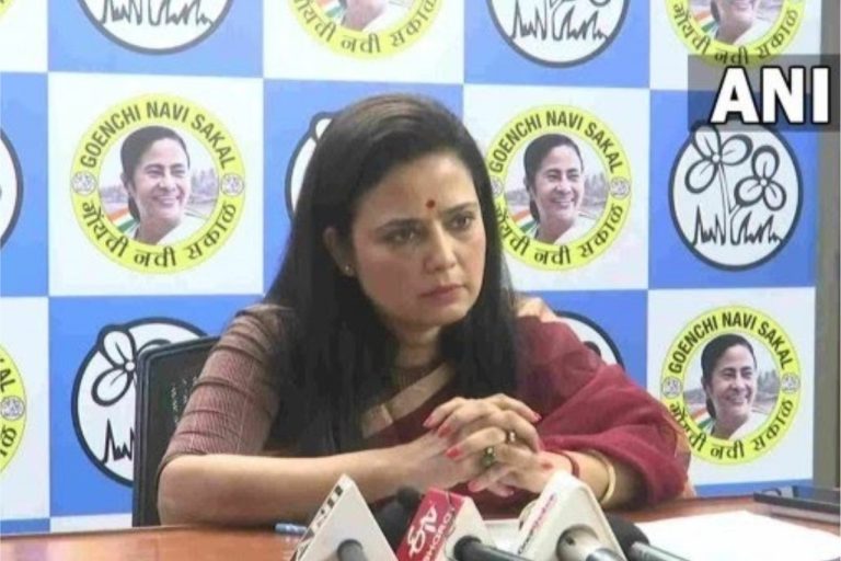 Mahua Moitra: Mahua Moitra accused Union Minister Shantanu Thakur of giving pass to smugglers.