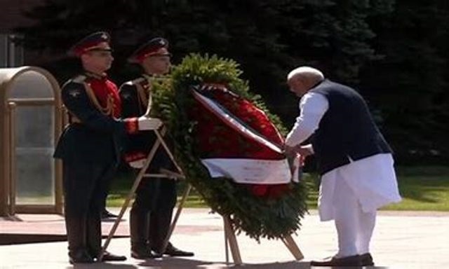 PM Modi Pays Tributes At Tomb Of ‘Unknown Soldier’ In Moscow | Read