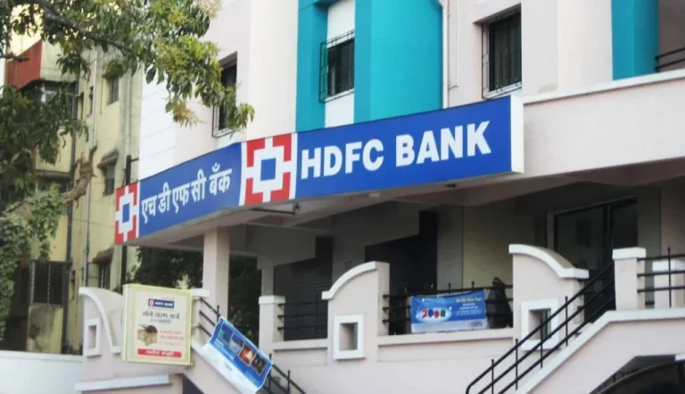 RBI gave a shock to many big banks including HDFC, AXIS. Crores of customers were affected due to the ban on payments.