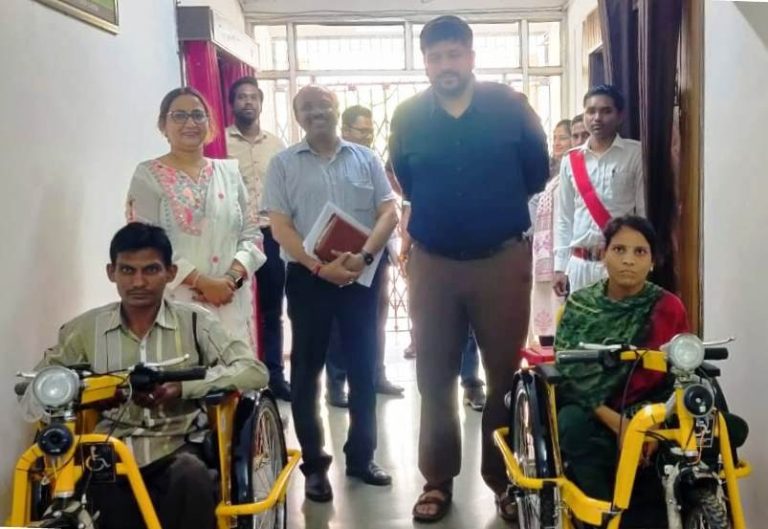 Raipur: Two handicapped got battery operated tricycle – ..