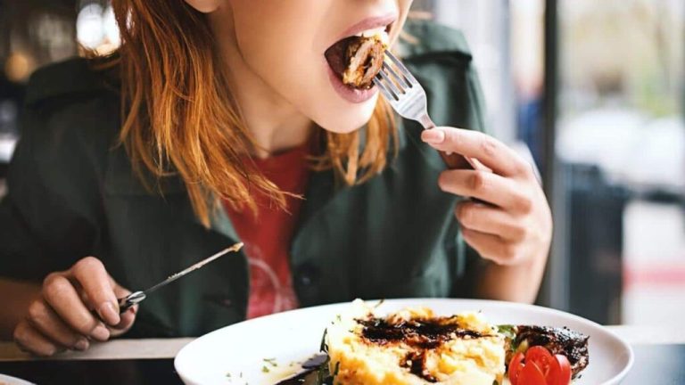 Through this post, know how to avoid eating 'anything' whenever you feel very hungry