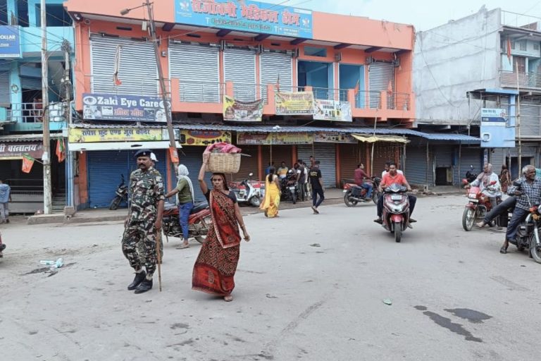 After the curfew was imposed in Hazaribagh's Bargagan, there was calm, shops were closed and people faced problems.