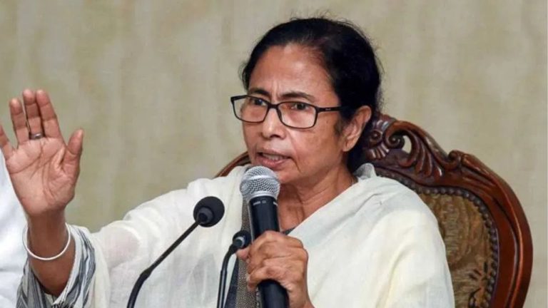 What did Mamata say about the central government's claim that Bangladeshis have no rights?