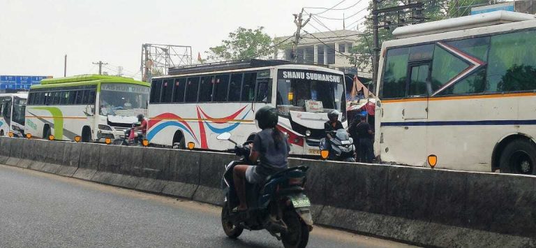 Ranchi News: For the second day at Bhuti Mot, the police stopped the bus in the middle of the road and stopped the drivers from driving.