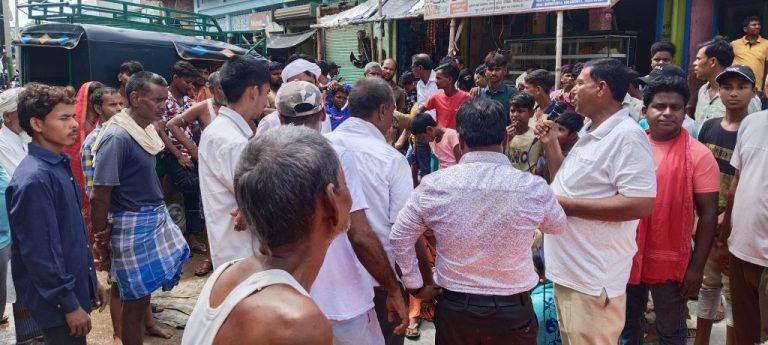 Traffic was affected for 6 hours due to the road blockade protest emphasizing the drainage issue