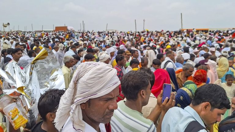 Mud and slippery ground… Hathras was crowded in a race to catch a glimpse of 'Bole Baba'.