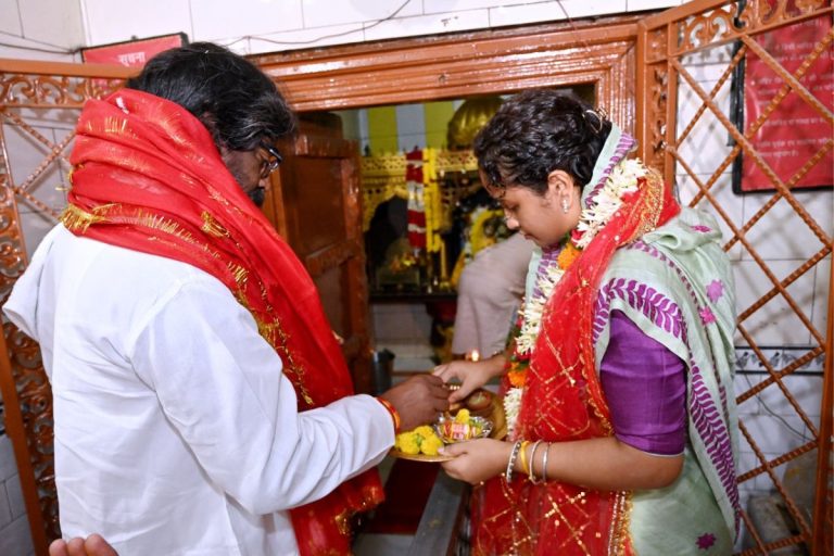 Jharkhand News: Chief Minister Hemant Soran offers prayers at Maa Paklamukhi temple, watch video