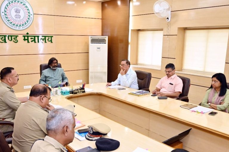 Hemant Soren Review: Chief Minister Hemant Soren directed the police officers to hold a public court to complete the work of regularization of 30,000 posts by September.