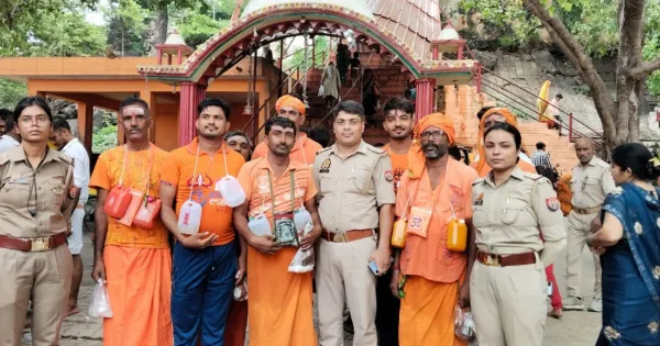 On the second Monday of Sawan, there was a crowd of devotees as well as Kanwariyas.