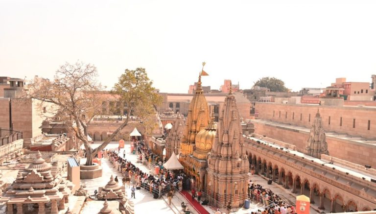 Chavan 2024: Today is the first Monday of Chavan, a throng of devotees gather at Kashi Vishwanath Dham.