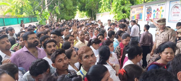 UP News: Employees hired during Covid lay siege to Deputy Chief Minister's residence, demanding rectification in NHM.