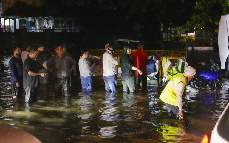 Protest by UPSC candidates: Protest by UPSC candidates continues in Delhi amid heavy rains.