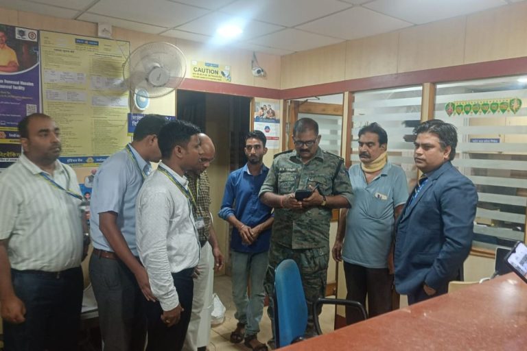 5 criminals have committed the robbery of Rs 20 lakhs at the Indian Bank branch in Dumka