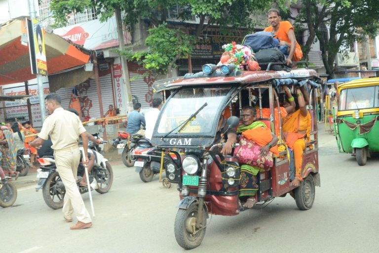 Auto drivers charge arbitrarily from kanwariyas coming to Babtham, Rs 200 from Basukinath Deogarh.