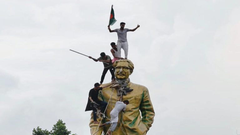 Bangladesh Protest News Live: Big success of the coup in Bangladesh, 190 employees of the Indian Embassy brought back, know the moment-to-moment updates here