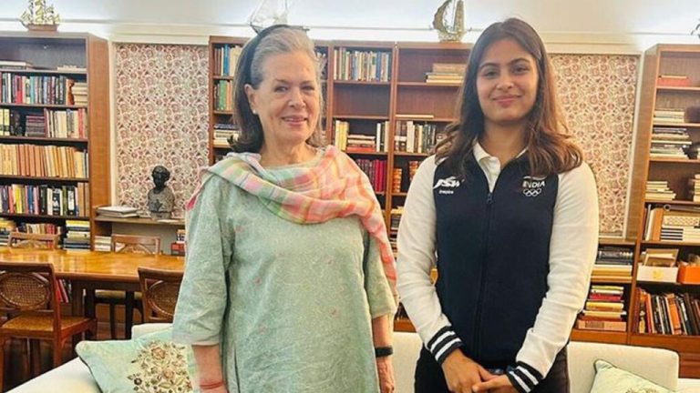 Manu Bhaker met Sonia Gandhi, she has returned to India after winning double bronze medal in Paris Olympics