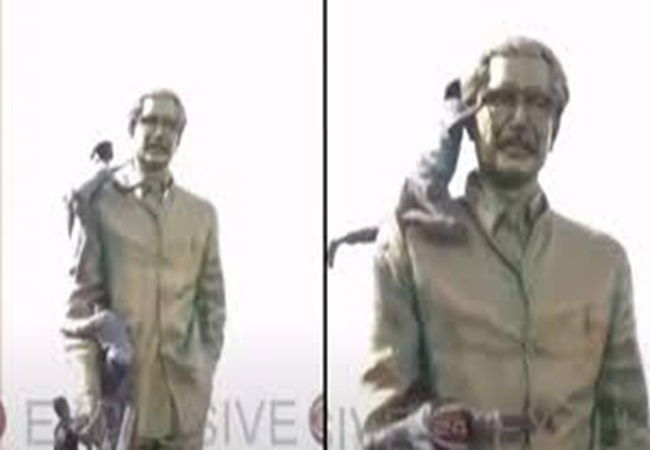 Coup in Bangladesh: Protesters climbed on the statue of Bangabandhu Sheikh Mujiburahman, the father of Bangladesh, and threw hammers at him