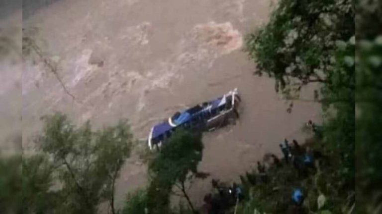 Indian bus going to Nepal fell into the river, the bus was going from Pokhara to Kathmandu