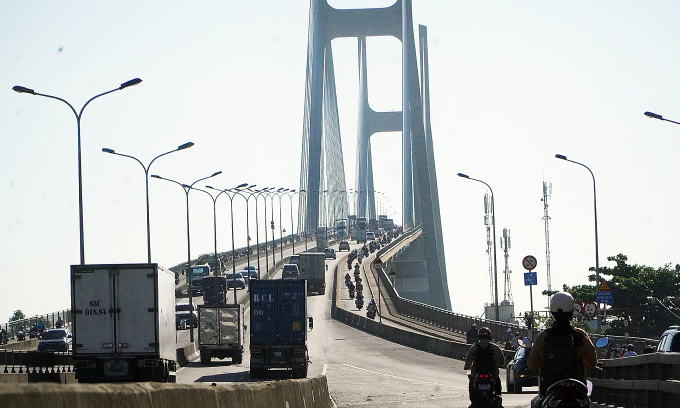 HCMC bridge distresses drivers with steep slopes and heavy traffic