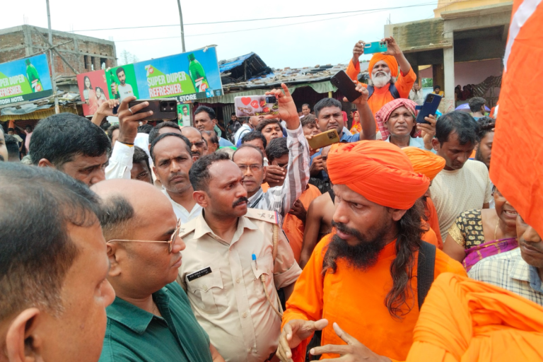 Bokaro News: Anandamargis blocked the road, traffic jammed for several hours, and calmed down when the administration arrived.