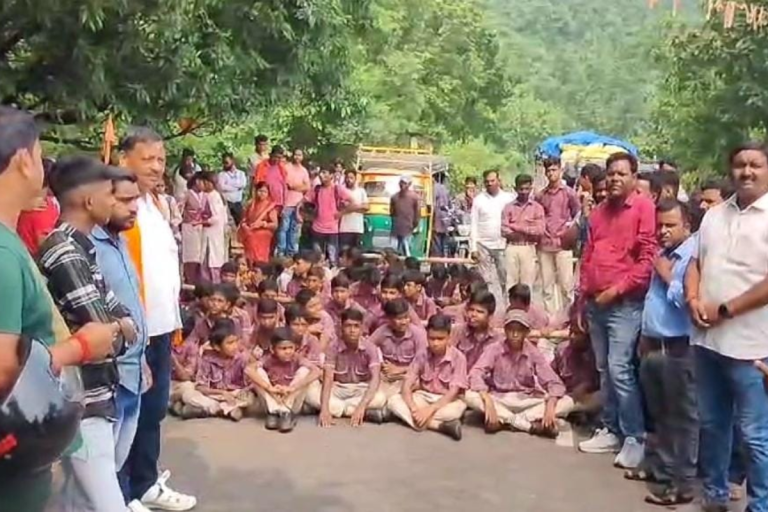 Bokaro News: As school children staged a road blockade, the demands were quickly met and the jam was cleared after 5 hours.